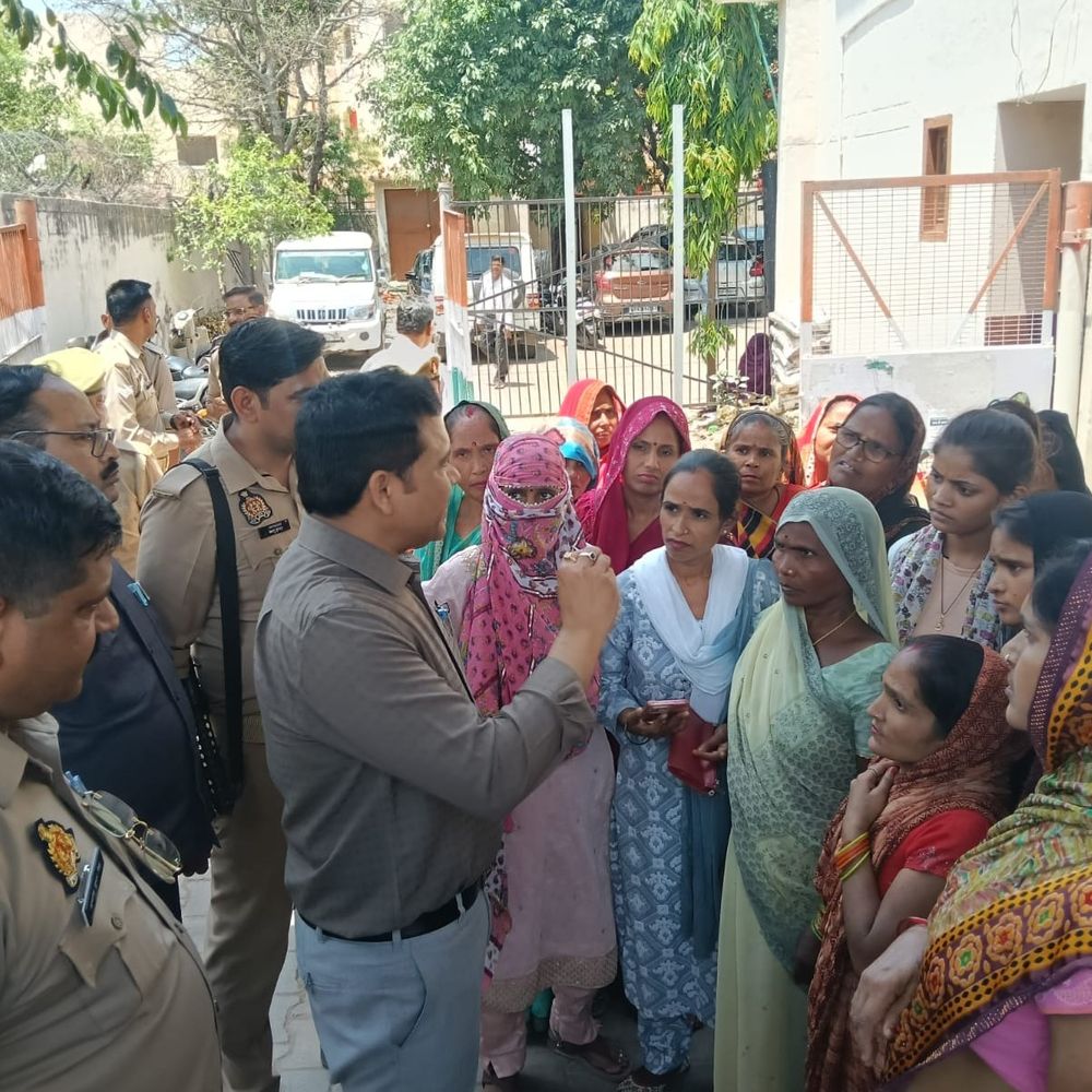 फिरोजाबाद में स्मार्ट मीटर के खिलाफ महिलाओं का प्रदर्शन:अत्यधिक बिजली बिल की शिकायत पर एसएन विद्युत कार्यालय पहुंचीं