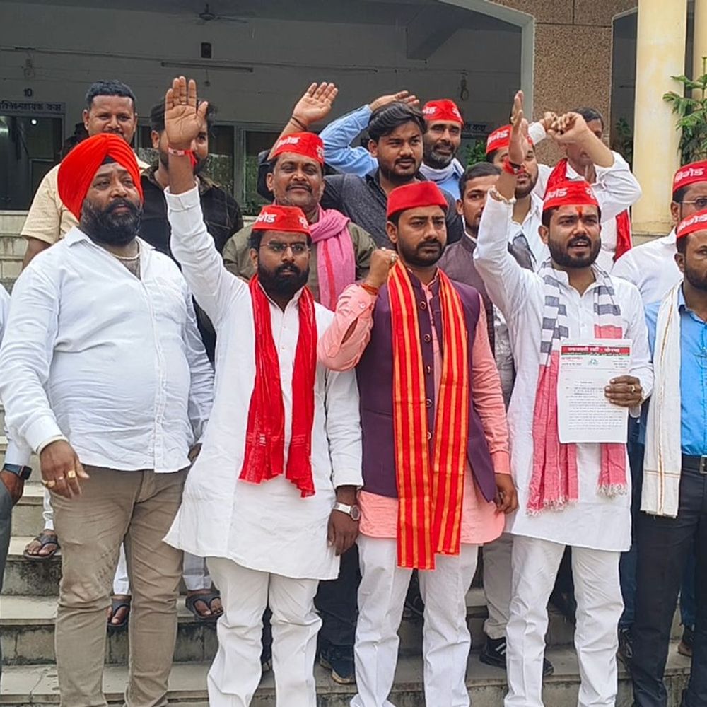 समाजवादी यूथ ब्रिगेड ने डीएम को सौंपा ज्ञापन:सोनभद्र में बेरोजगारी, भ्रष्टाचार समेत 4 मुद्दों पर उठाए सवाल