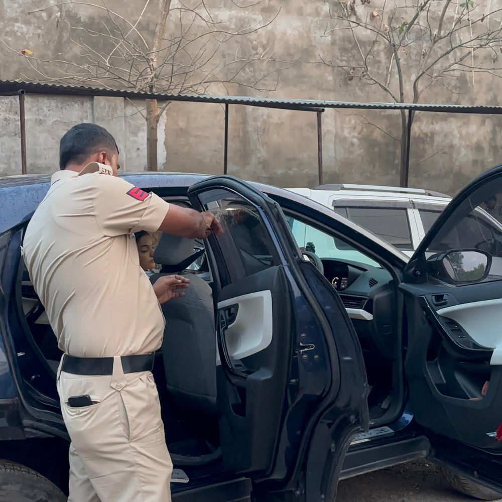 50 वाहनों पर कार्रवाई, 20 हजार से अधिक जुर्माना वसूला:  मैहर पुलिस ने 5 कारों से काली फिल्म हटवाई, हेलमेट न लगाने पर कटे चालान – Maihar News