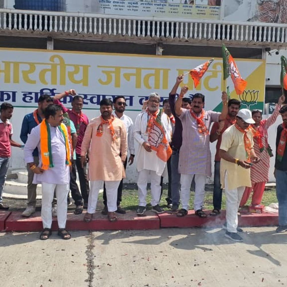भाजपा की जीत पर कार्यकर्ताओं ने जताई खुशी:  झालावाड़ में आतिशबाजी की और एक-दूसरे को मिठाई खिलाकर बधाई दी – jhalawar News
