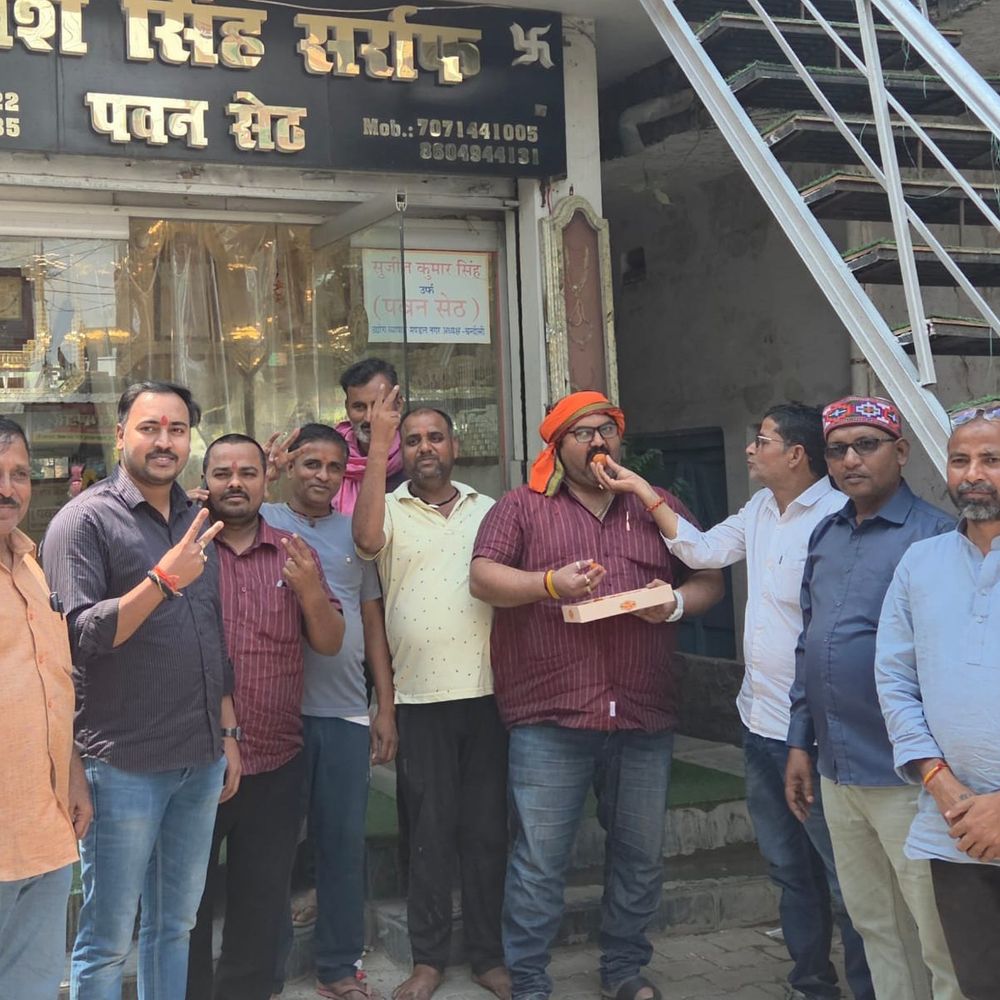 चंदौली में व्यापारियों ने मनाया बीजेपी की जीत का जश्न:तीन राज्यों में बहुमत की ओर बढ़ने पर आतिशबाजी कर मिठाई बांटी