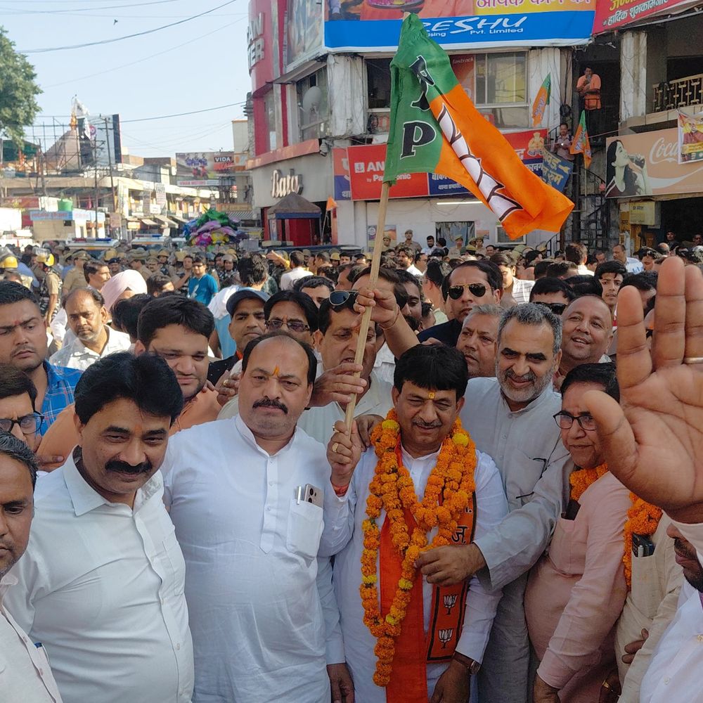 पश्चिम बंगाल की जीत पर मुजफ्फरनगर में BJP का जश्न:कार्यकर्ताओं ने शिव चौक पर ढोल-नगाड़े पर किया डांस, मंत्री ने बांटी झालमुड़ी