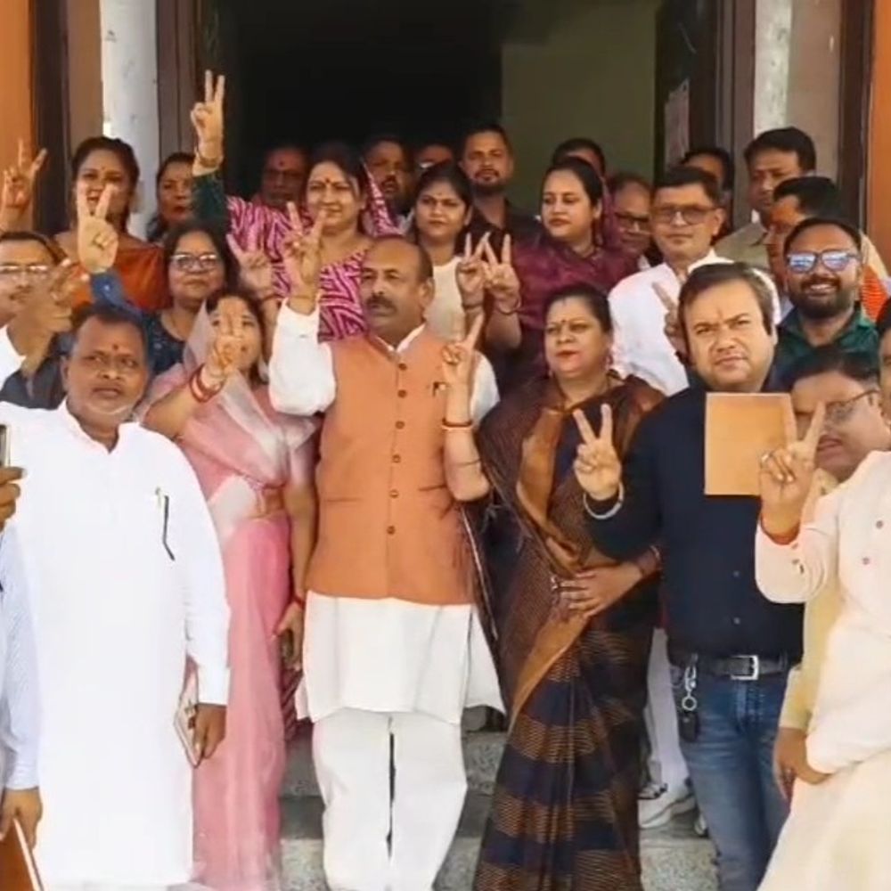 बीजेपी कार्यकर्ताओं ने तीन राज्यों में जीत का जश्न मनाया:महोबा में पार्टी नेताओं ने यूपी चुनाव का ट्रेलर बताया
