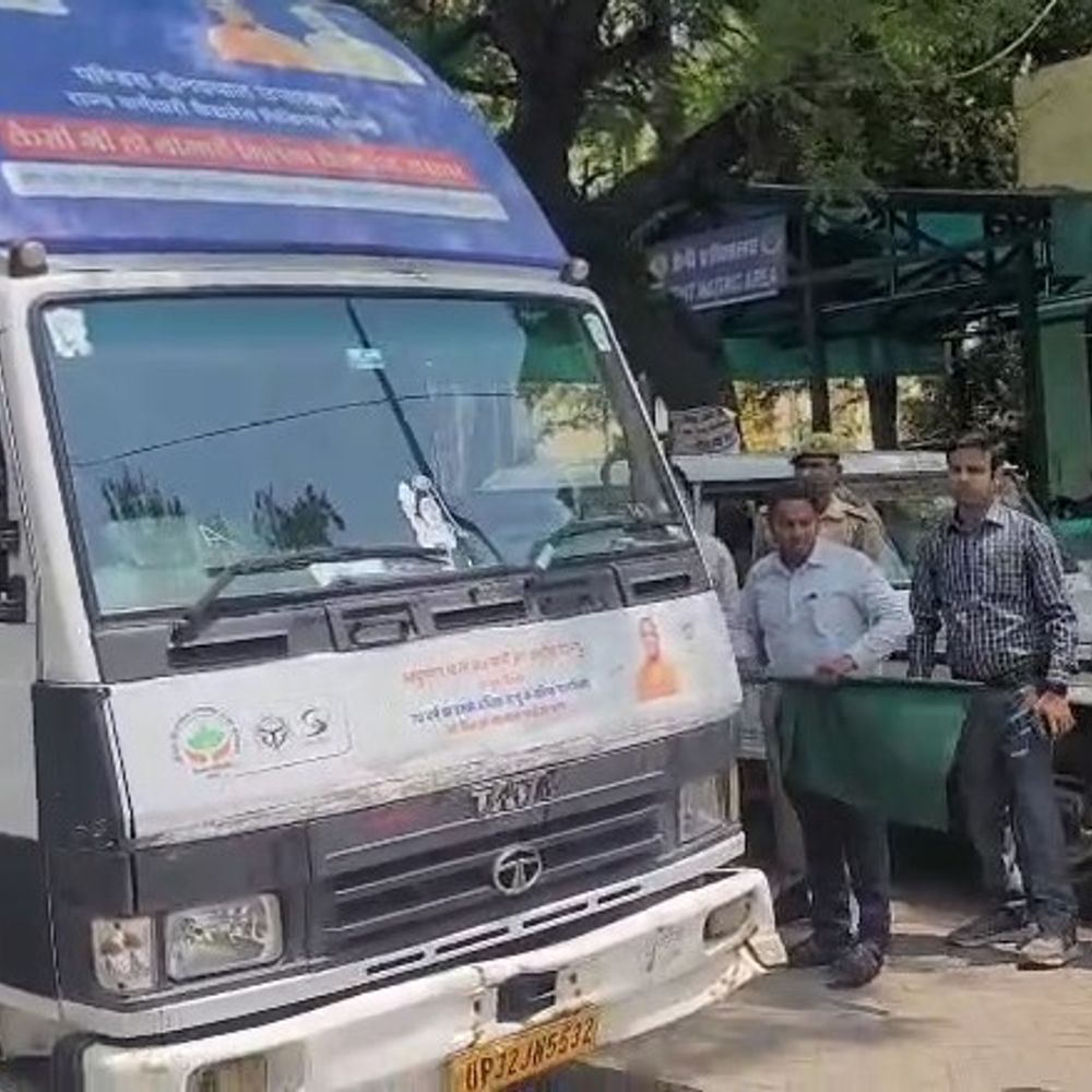 उन्नाव में आयुष्मान योजना प्रचार को LED वैन रवाना:सीएमओ डॉ. सत्यप्रकाश ने 10 दिवसीय जागरूकता अभियान की शुरुआत की
