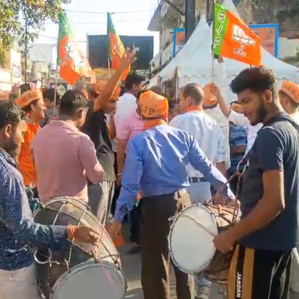 पश्चिम बंगाल चुनाव में भाजपा की जीत, बिजनौर में जश्न:नगर पालिका चौक पर कार्यकर्ताओं ने ढोल नगाड़े बजाकर आतिशबाजी की, मिठाई बांटी