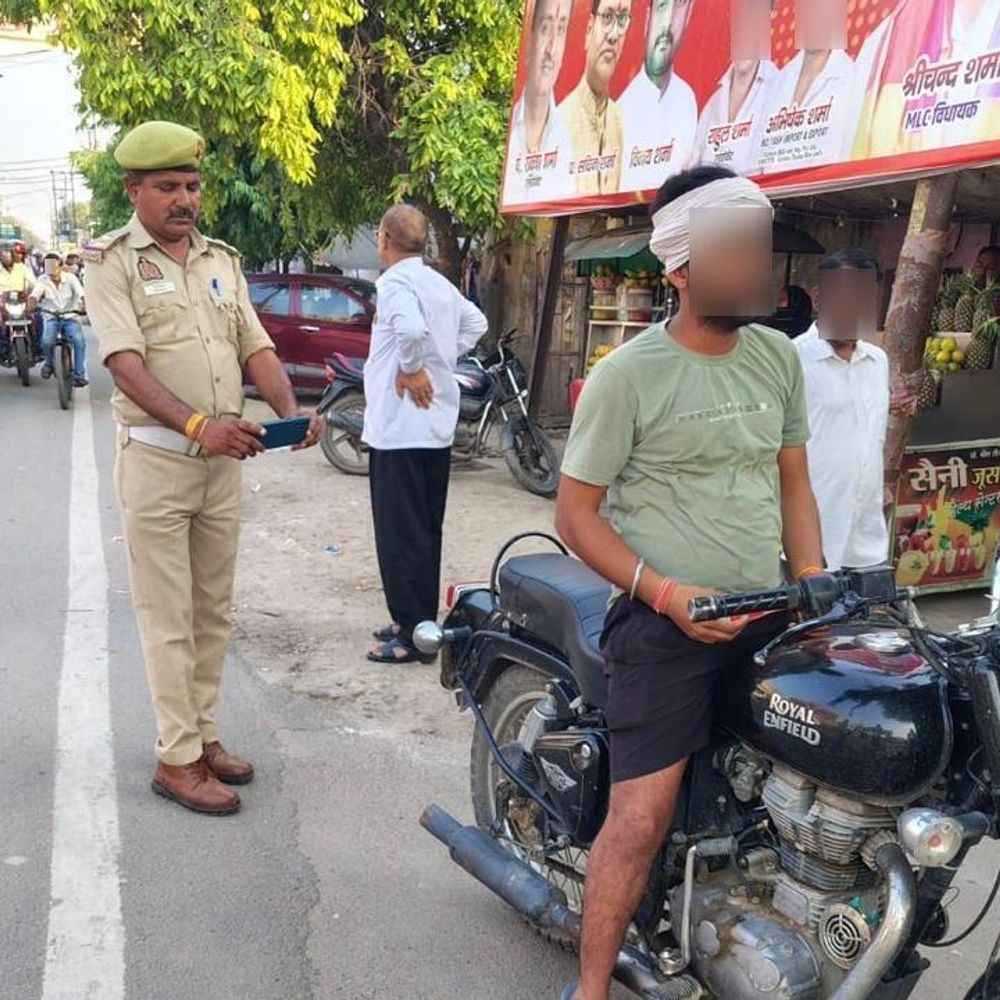 बुलंदशहर पुलिस ने मॉडिफाइड साइलेंसर, प्रेशर हार्न पर की कार्रवाई:90 वाहनों का किया चालान, ड्राइवरों से यातायात नियमों के पालन करने की अपील