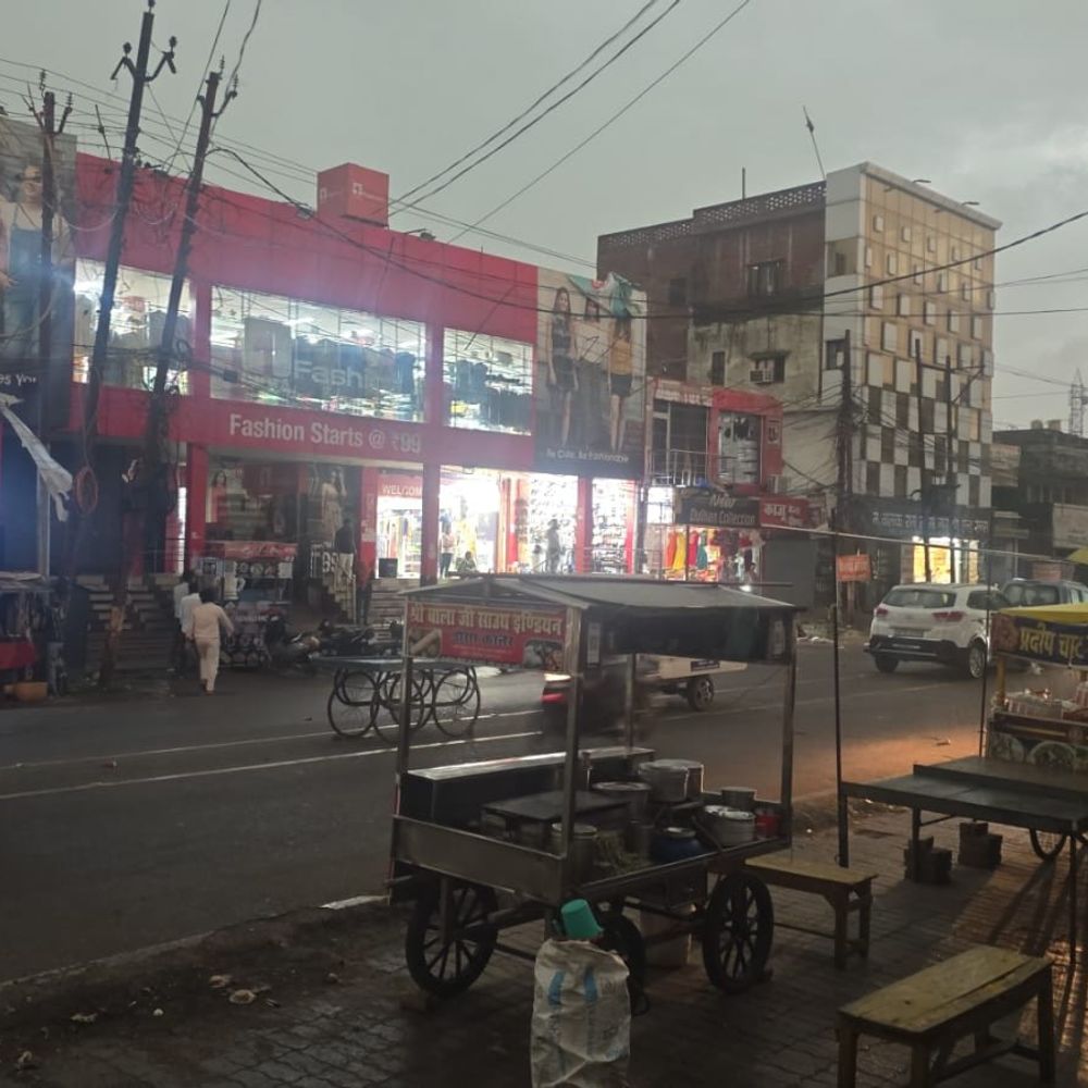 बस्ती में तेज हवाओं के साथ बारिश:दिन में छाया अंधेरा, गर्मी से मिली राहत, किसानों के लिए फायदेमंद होगी