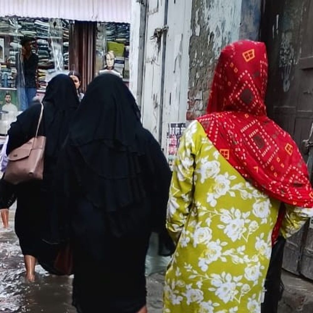 देवरिया में गरज-चमक के साथ तेज बारिश:तेज हवा से पेड़ों की डालियां टूटकर गिरीं, गर्मी से मिली राहत
