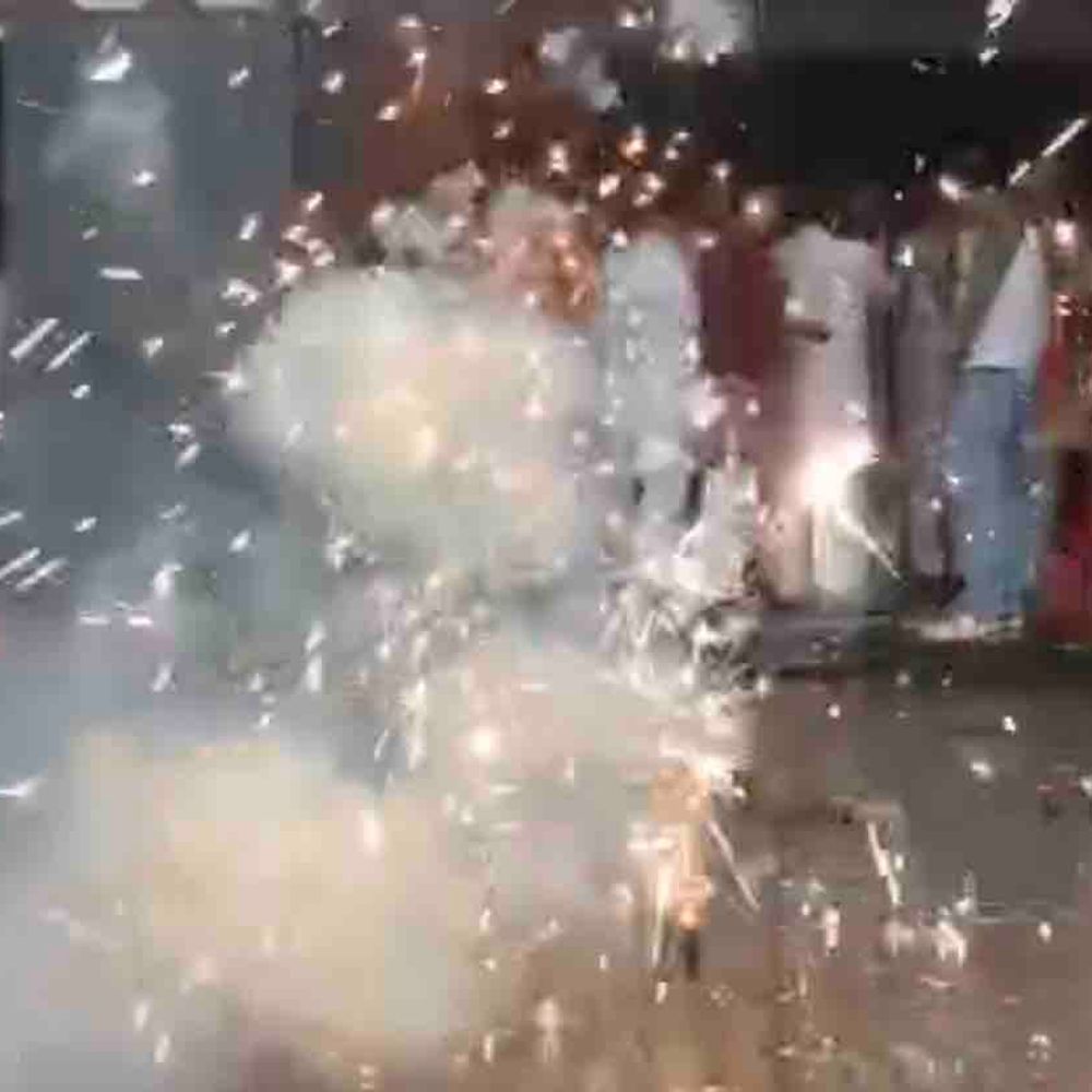 गोरखपुर में मनाया गया BJP की जीत का जश्न:पटाखे फोड़ और मिठाई बांटकर जताई खुशी, बोले- कार्यकर्ताओं की मेहनत का है परिणाम