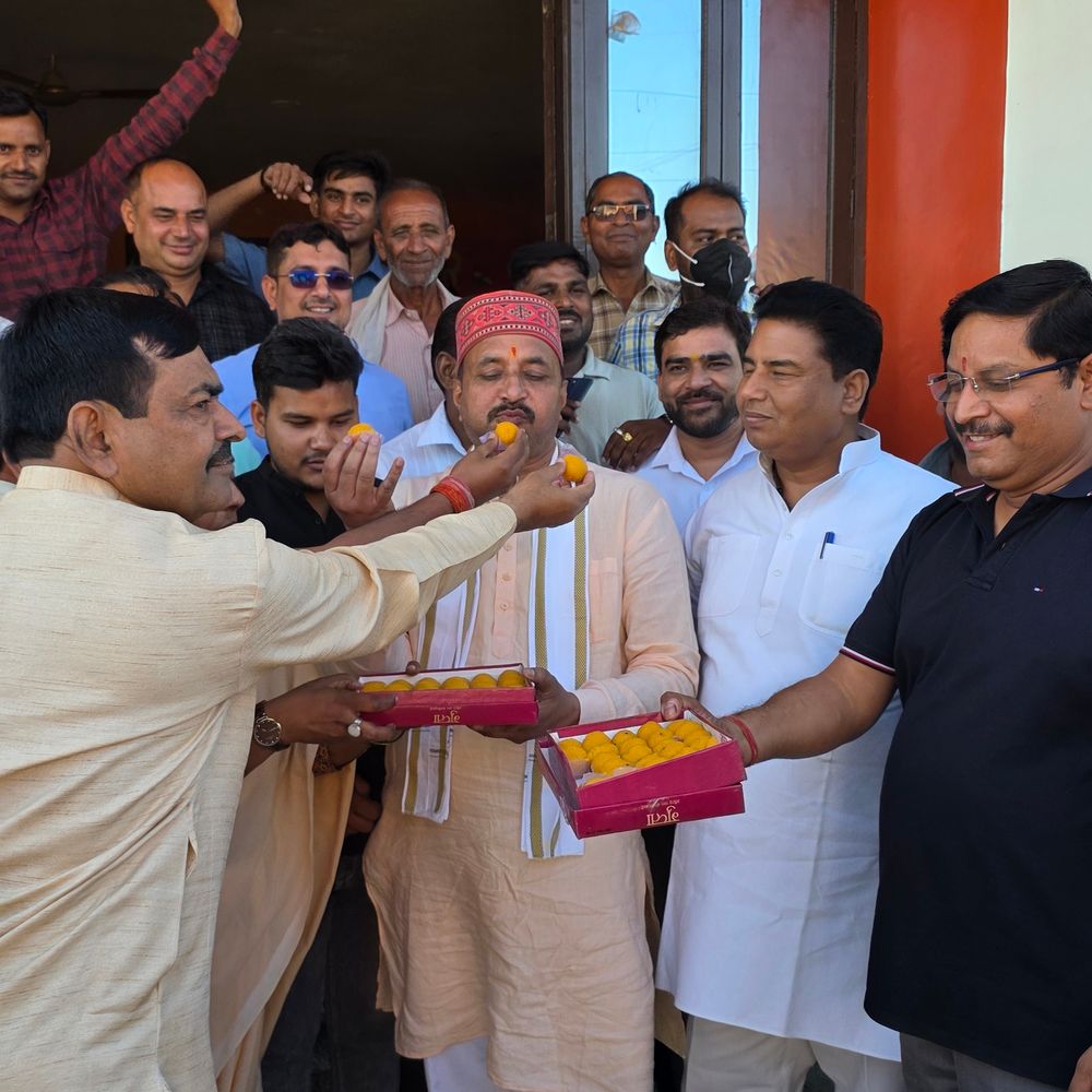 संभल में भाजपा ने पश्चिम बंगाल जीत का जश्न मनाया:जिलाध्यक्ष ने ढोल बजाया, मिठाई बांटी; यूपी में तीसरी बार जीत का किया दावा