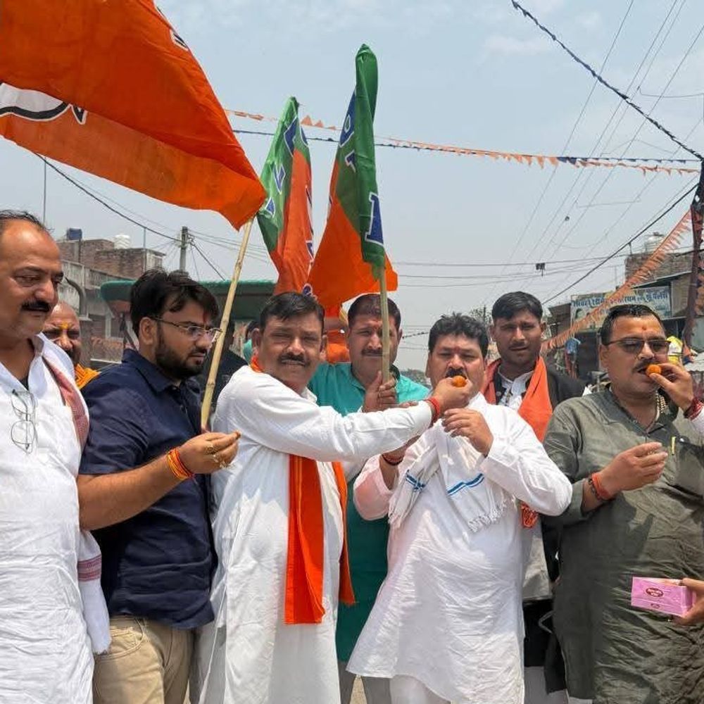 पश्चिम-बंगाल में भाजपा की जीत पर कार्यकर्ताओं ने मनाया जश्न:बांदा में भाजपाईयों ने ढोल-नगाड़ों की धुन पर डांस कर मिठाई बांटा