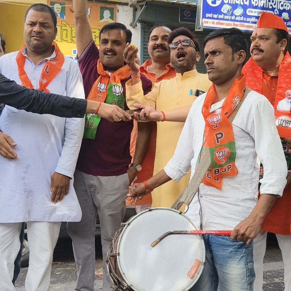 पश्चिम बंगाल रुझानों पर भाजपा में जश्न:लखीमपुर खीरी में कार्यकर्ताओं ने पटाखे फोड़े, मिठाई बांटी
