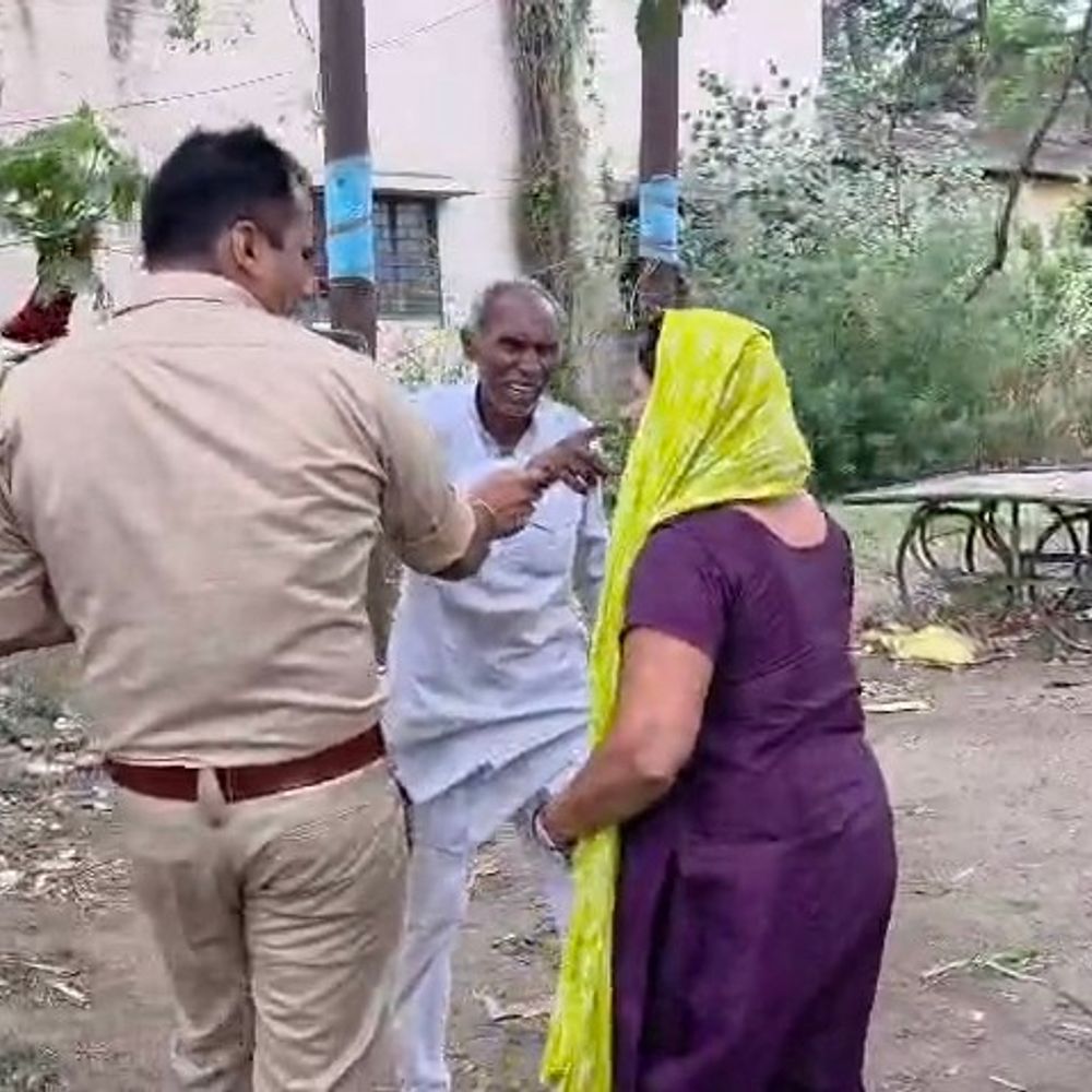 अवैध शराब बिक्री के आरोप पर महिला-बुजुर्ग में झड़प, VIDEO:मुजफ्फरनगर में पुलिस ने बीच-बचाव कर शांत कराया