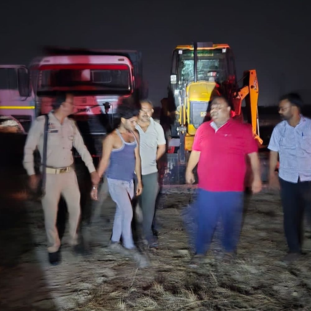 एटा में अवैध खनन पर बड़ी कार्रवाई:डीएम के निर्देश पर जेसीबी और डंपर जब्त, तहसीलदार ने की छापेमारी