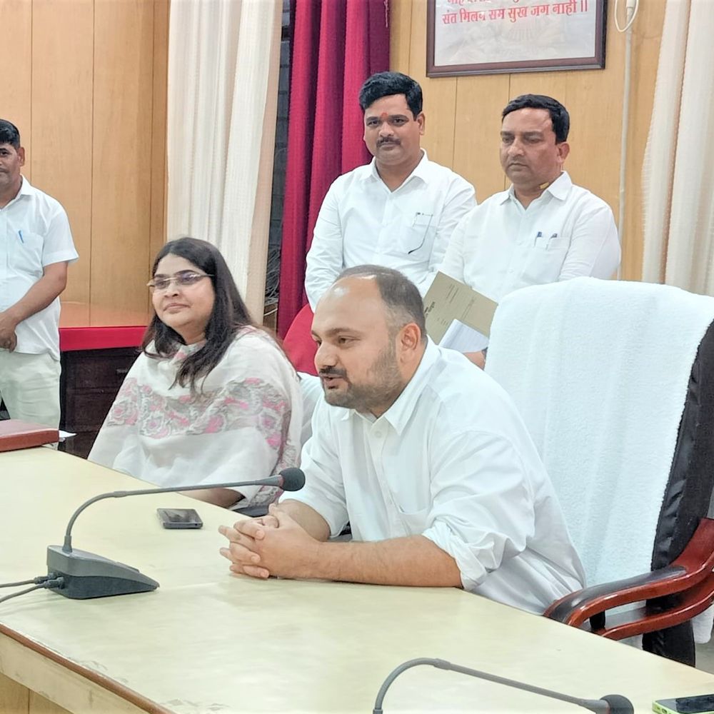 प्रतापगढ़ के नए जिलाधिकारी अभिषेक पाण्डेय ने संभाला कार्यभार:निवर्तमान डीएम शिव सहाय अवस्थी से डबल लॉक का चार्ज ग्रहण किया