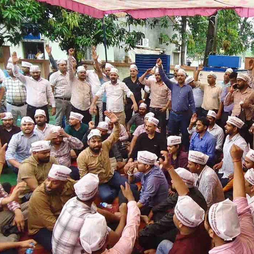 गोरखपुर में अभियंता पर हमले के विरोध में प्रदर्शन:दोषियों पर कार्रवाई न होने से नाराजगी, आंदोलन तेज करने की चेतावनी
