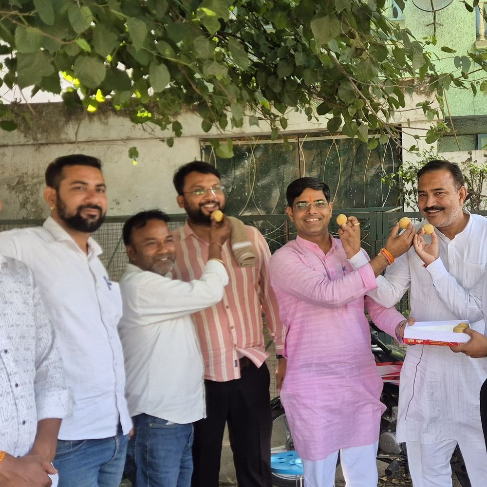 मेरठ में भाजपाइयों ने बांटे लड्डू:पश्चिम बंगाल, असम, पुडुचेरी में सरकार बनने पर मनाया जश्न