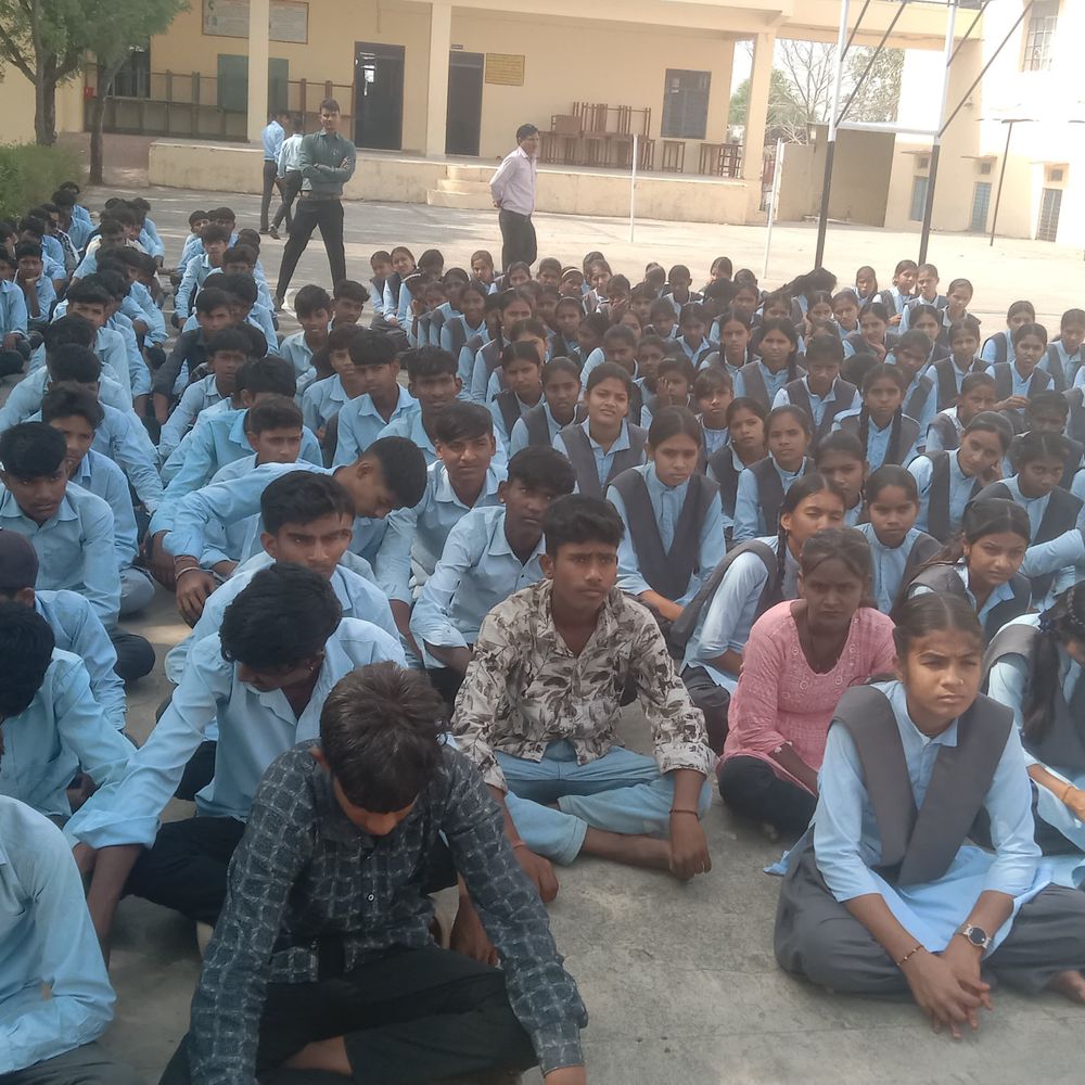 सराड़ी स्कूल में आयुर्वेद-योग जागरूकता कार्यक्रम:  300 छात्रों को स्वस्थ रहने के टिप्स, स्क्रीन टाइम कम करने और ऋतुचर्या की दी जानकारी – Salumber News