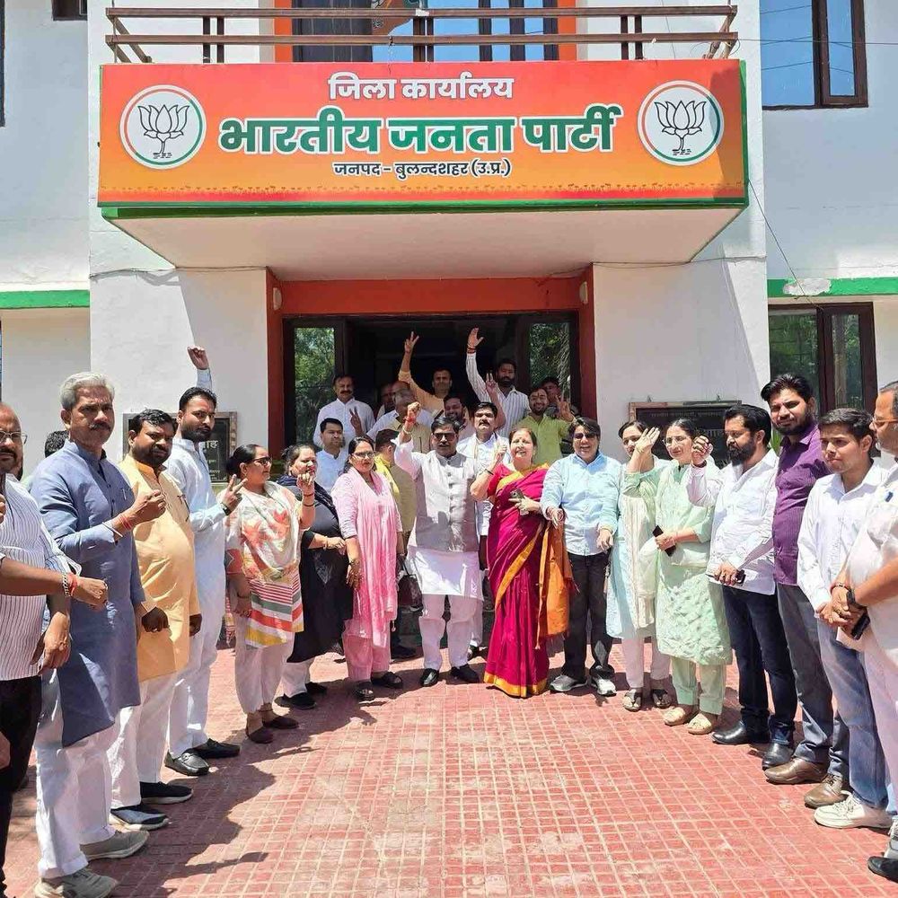 भाजपा की जीत पर बुलंदशहर में जश्न:कार्यकर्ताओं ने ढोल-नगाड़ों के बीच खुशी मनाई, कड़ी मेहनत का परिणाम बताया