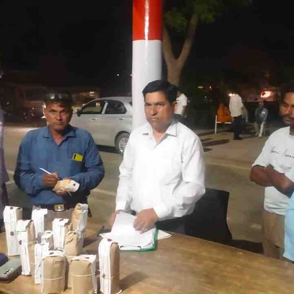 बुलंदशहर में नकली घी बनाने का भंडाफोड़:छापेमारी में सोयाबीन ऑयल और केमिकल बरामद; लाइसेंस हुआ सस्पेंड