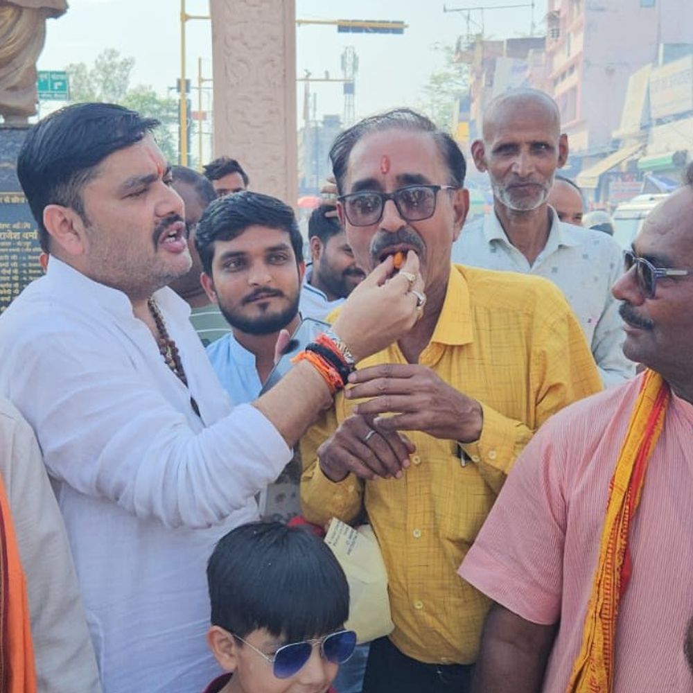 पश्चिम बंगाल, असम में भाजपा की जीत का जश्न:सीतापुर में भाजपा कार्यकर्ताओं ने पटाखा फोड़कर मिठाई बांटा