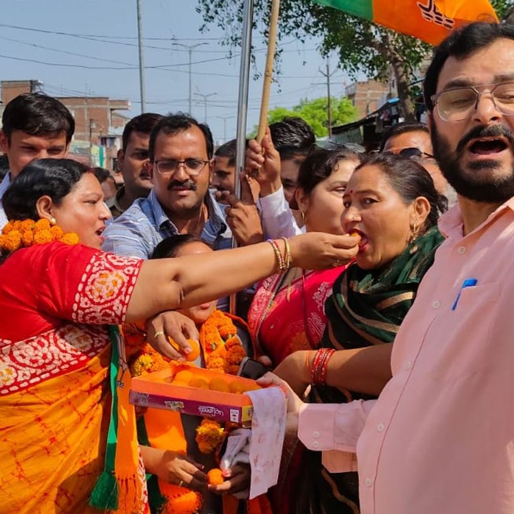 भाजपा ने पश्चिम बंगाल, असम, पुडुचेरी में जीत दर्ज की:कानपुर देहात के माती कार्यालय में कार्यकर्ताओं ने मनाया जश्न