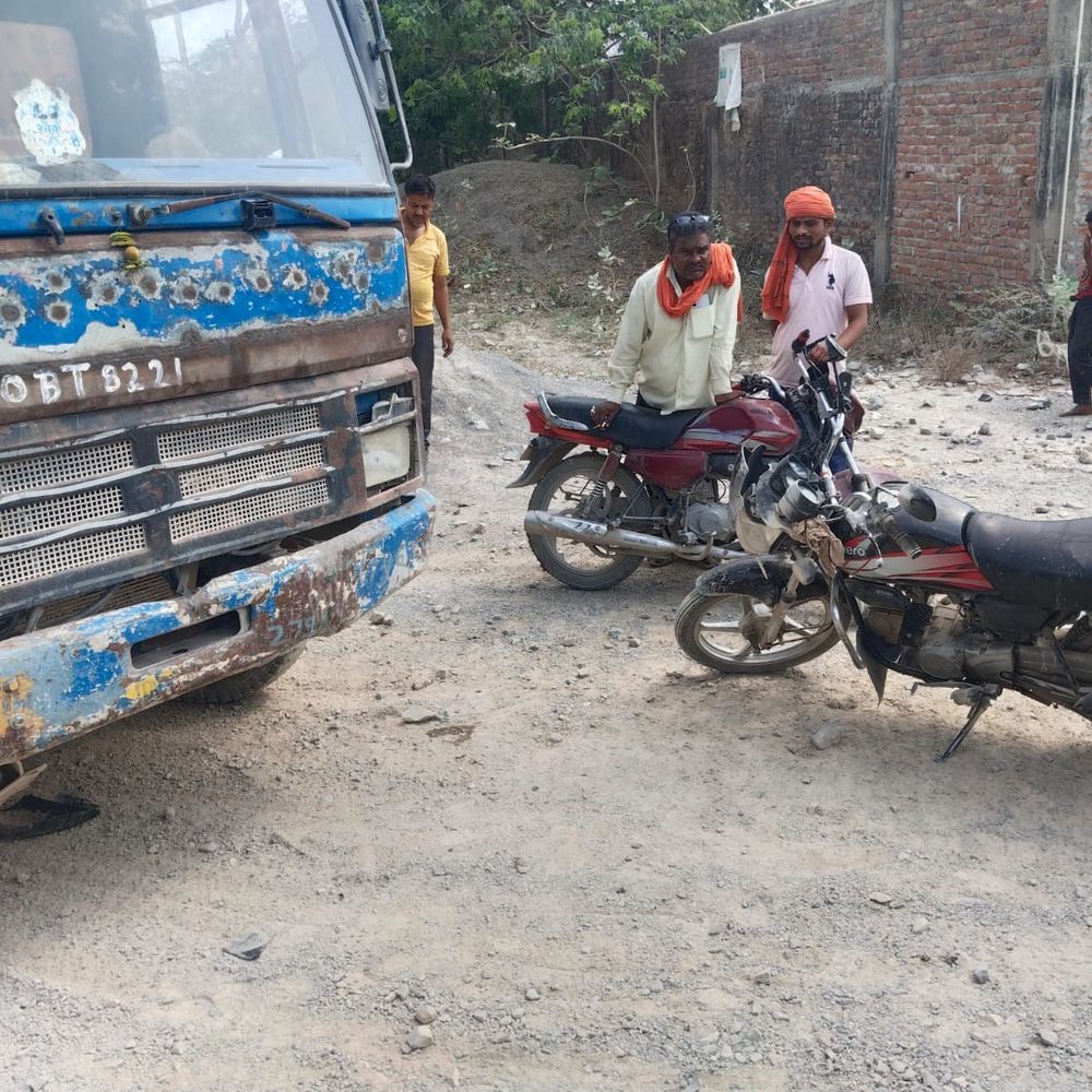 टिप्पर की टक्कर से बाइक सवार की मौत:सोनभद्र में मंदिर के पास हुआ हादसा, प्राइवेट कंपनी में ठेकेदार था मृतक