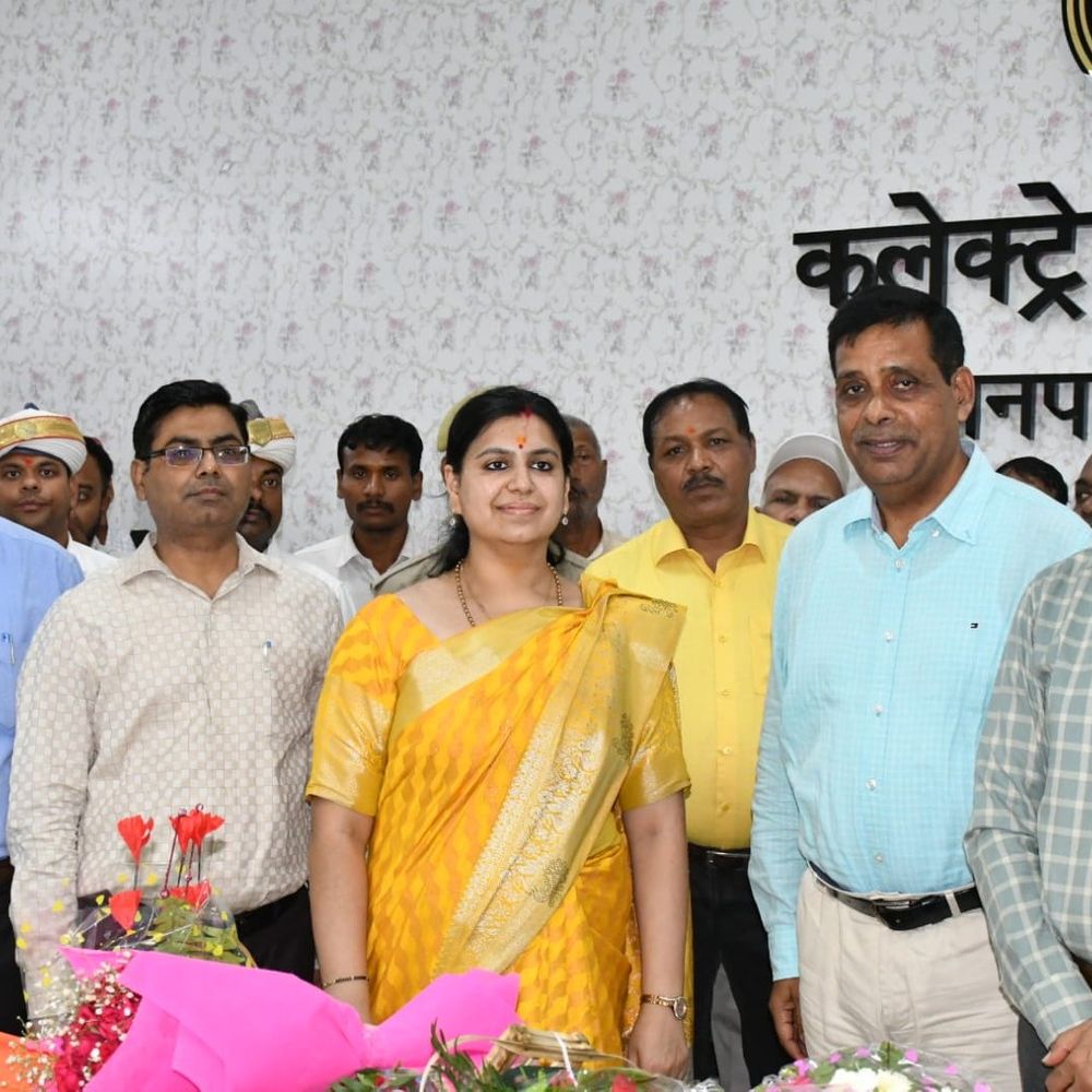 देवरिया DM दिव्या मित्तल को विदाई दी:बोलीं- मेरी टीम समर्पित और जिम्मेदार, सहयोग को कभी भूल नहीं पाऊंगी