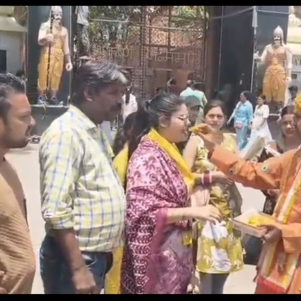 भाजपा की जीत पर मथुरा में उत्सव:श्रीकृष्ण जन्मभूमि के बाहर बांटी गई मिठाई