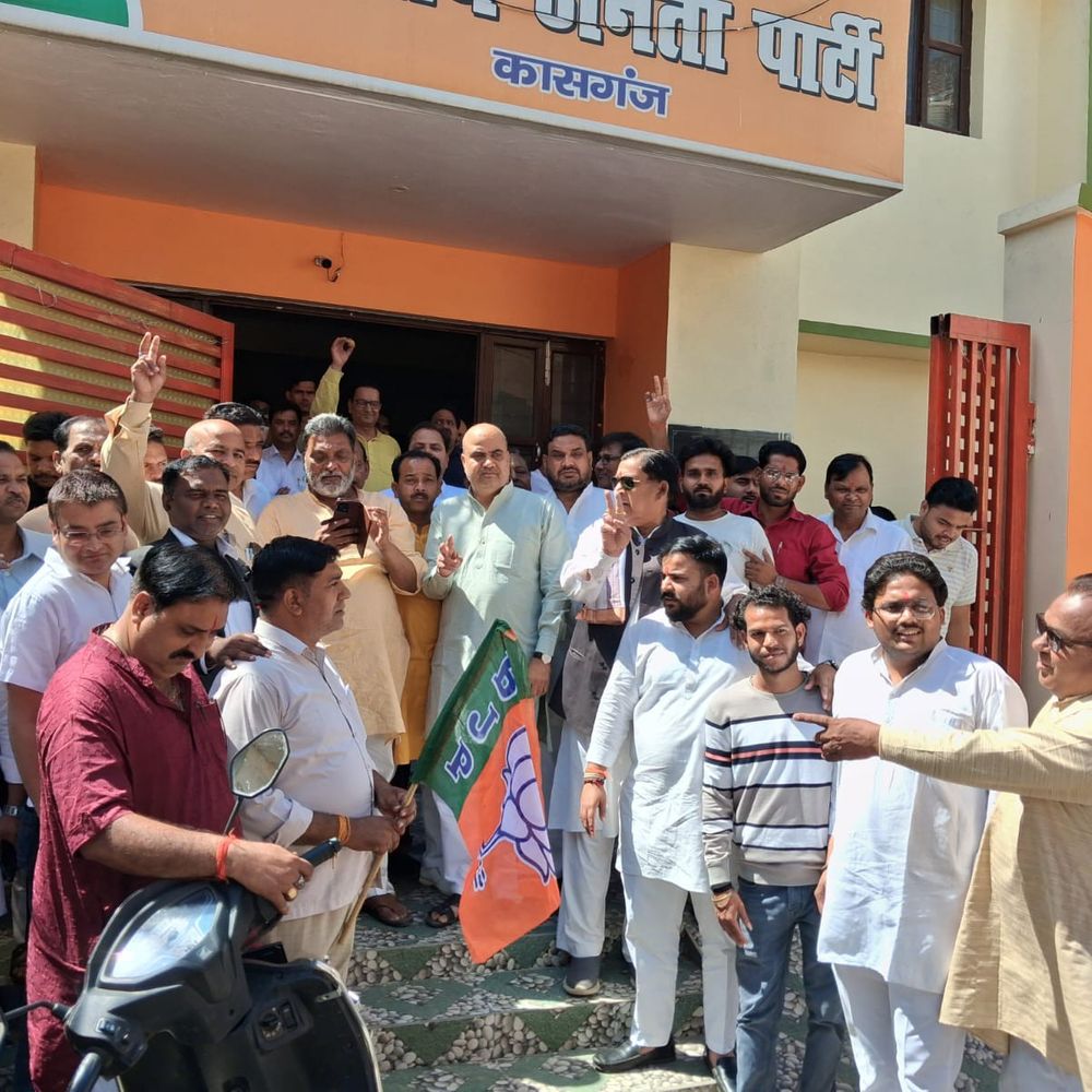 बंगाल में भाजपा की जीत पर कासगंज में जश्न:एमएलसी रजनीकांत और जिलाध्यक्ष नीरज ने कार्यकर्ताओं संग ढोल बजाए, मिठाई बांटी