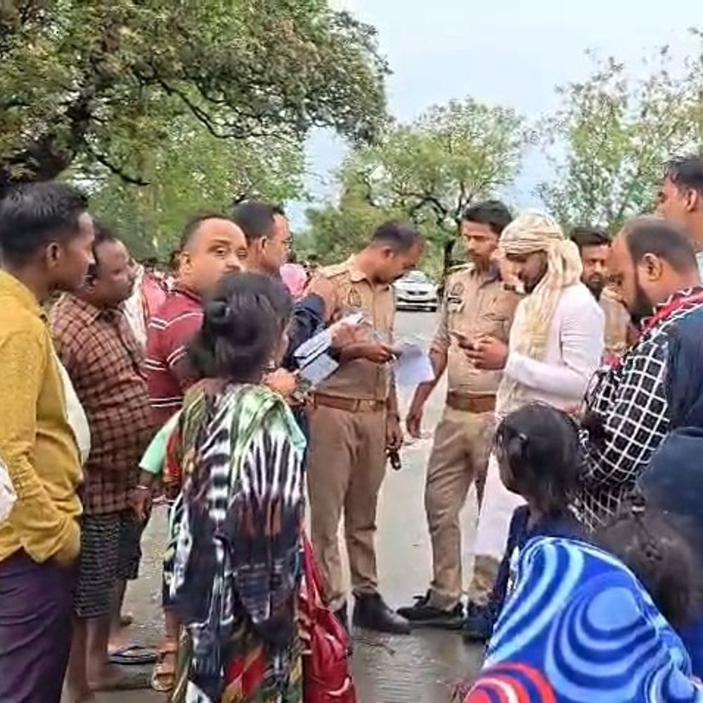 गोंडा में सड़क हादसे में महिला की मौत:टूटे बिजली तार में फंसकर ऑटो पलटा, 6 लोग घायल