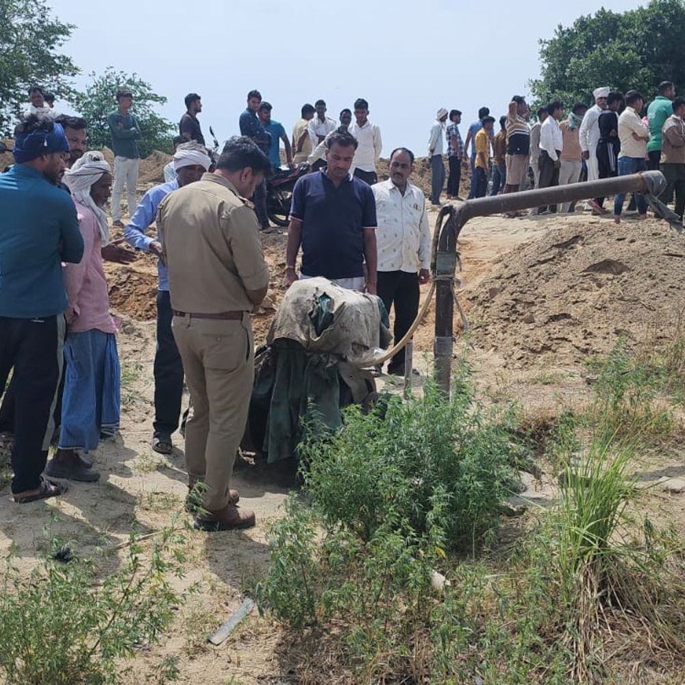 कुएं के अंदर मिला युवती का 4 दिन पुराना शव:आगरा के रायपुर क्षेत्र में फैली दुर्गंध से हुआ खुलासा, शिनाख्त में जुटी पुलिस