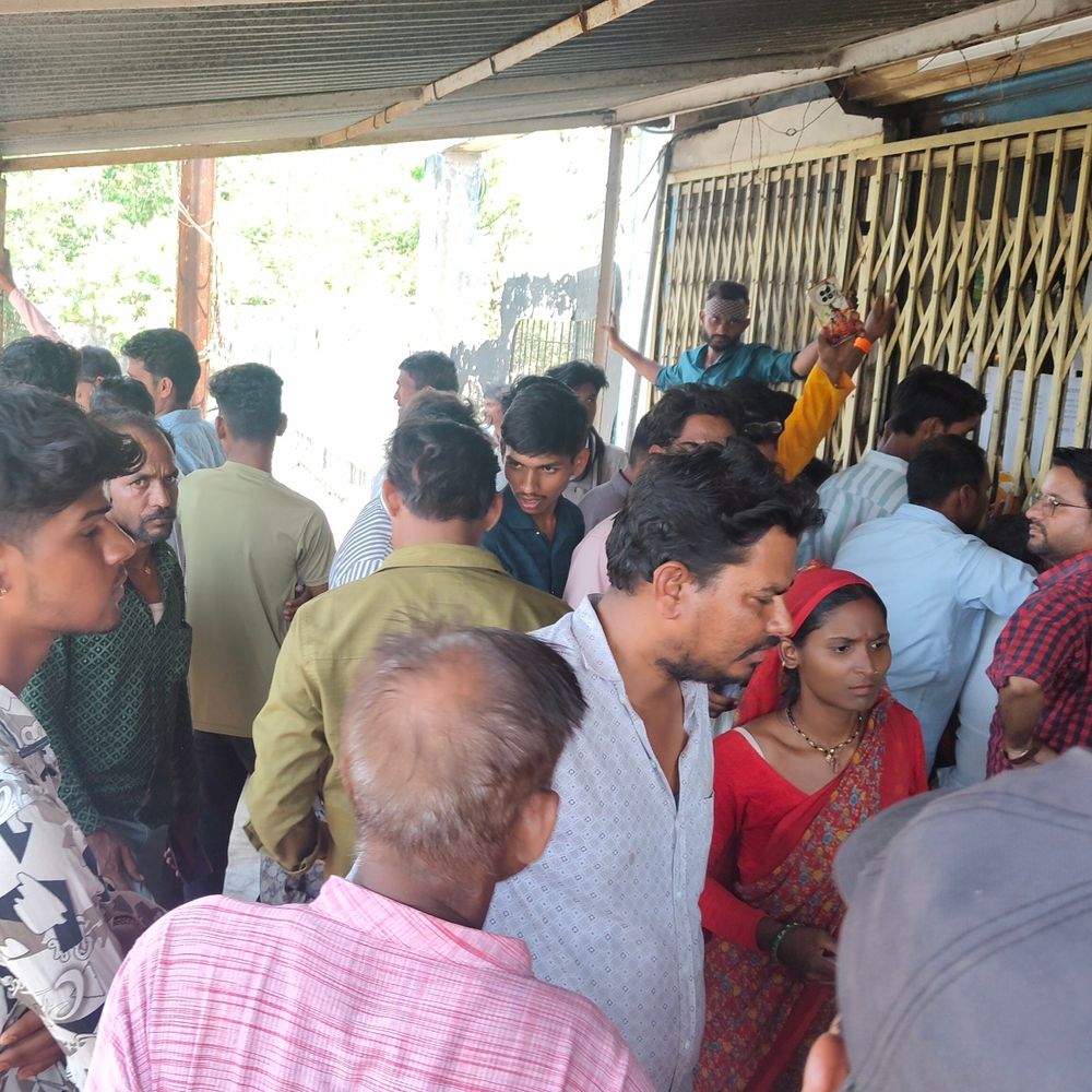 रायसेन में गैस एजेंसी पर उपभोक्ताओं का प्रदर्शन:सिलेंडर नहीं मिलने से नाराज थे लोग, तहसीलदार ने लाइन लगवाकर दिलाया आश्वासन