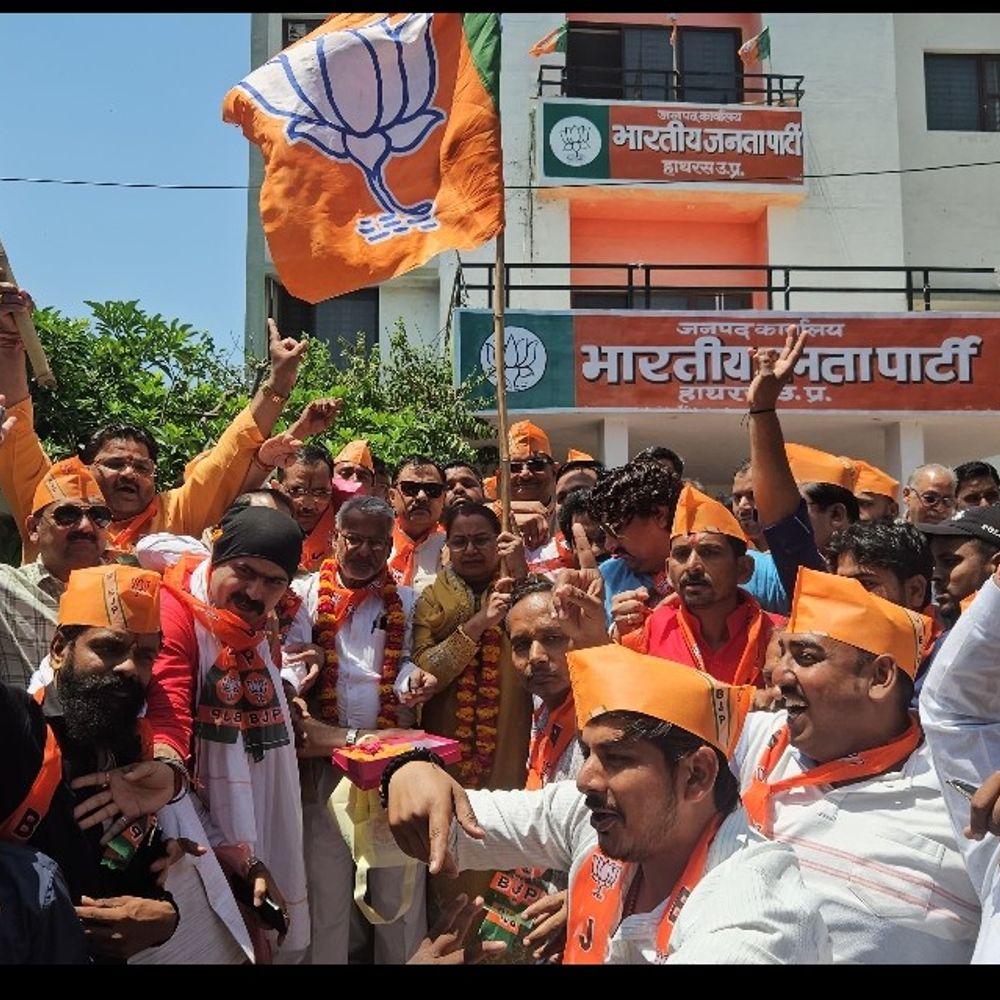 पश्चिम बंगाल जीत पर हाथरस में भाजपा का जश्न:कार्यकर्ताओं ने ढोल-नगाड़ों के साथ मनाई खुशी, जमकर चलाई आतिशबाजी