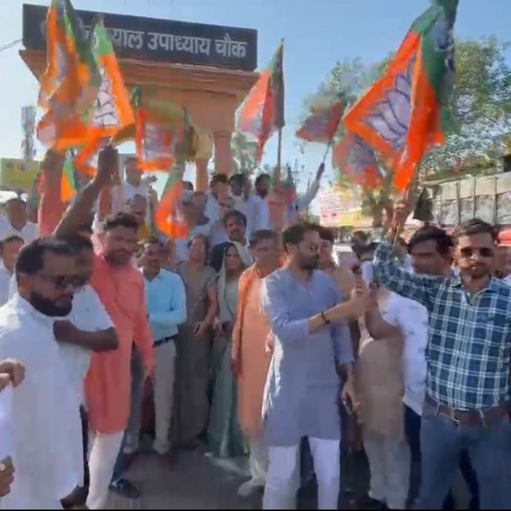 भाजपा कार्यकर्ताओं ने पश्चिम-बंगाल में जीत:एटा में कार्यकर्ताओं ने मिठाइयां बांटकर मनाया जश्न