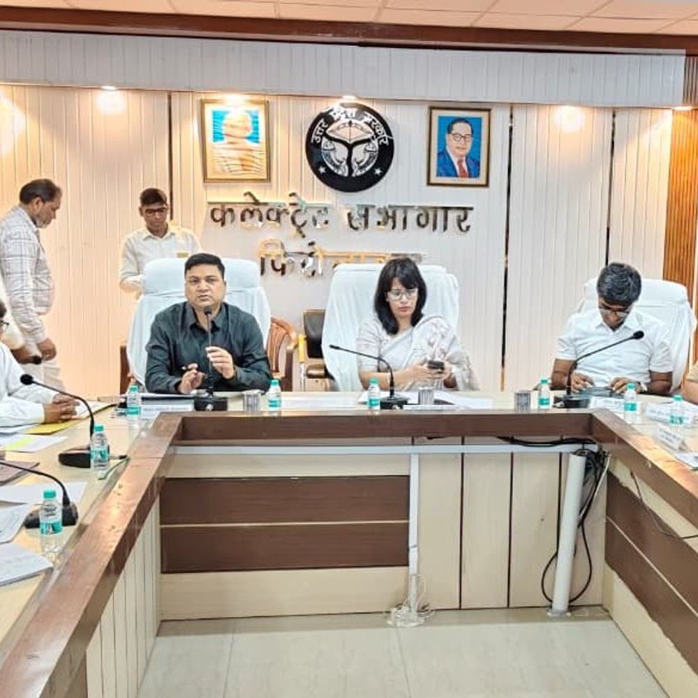 नोडल अधिकारी ने विकास कार्यों की समीक्षा में:धीमी प्रगति पर जताई नाराजगी, दिए समयबद्धता के निर्देश