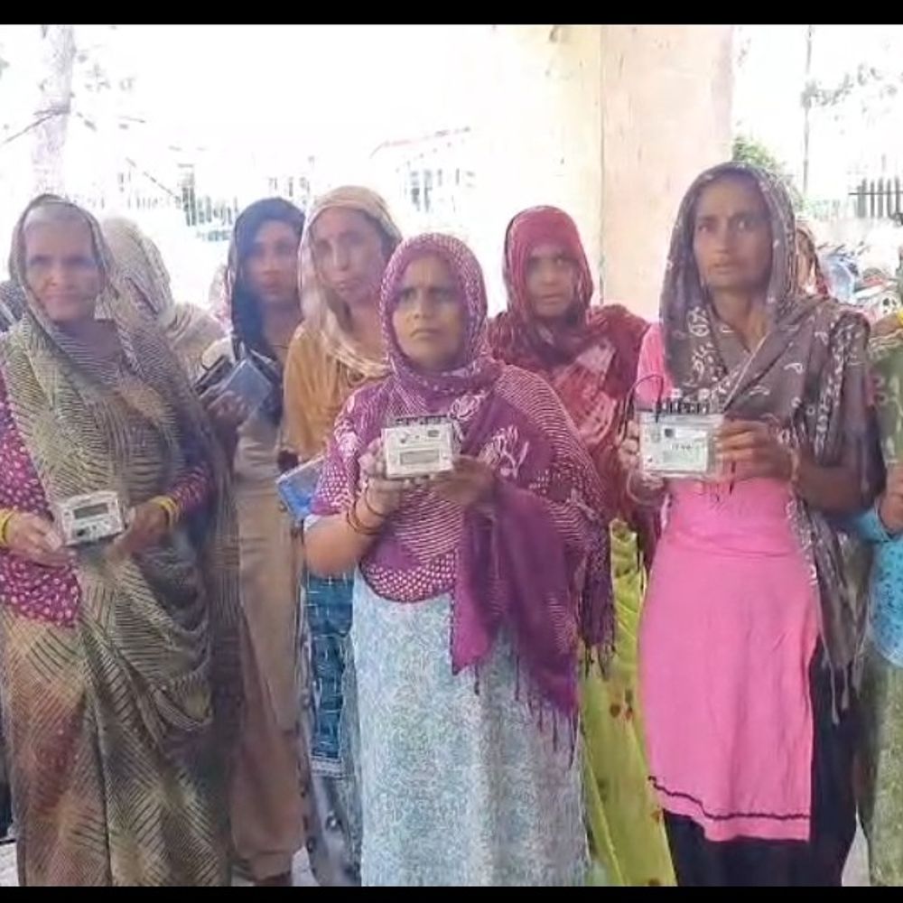 हाथरस में स्मार्ट मीटर के खिलाफ प्रदर्शन:महिलाएं उखाड़कर लाईं मीटर, बिजलीघर का घेराव किया, जमकर नारेबाजी