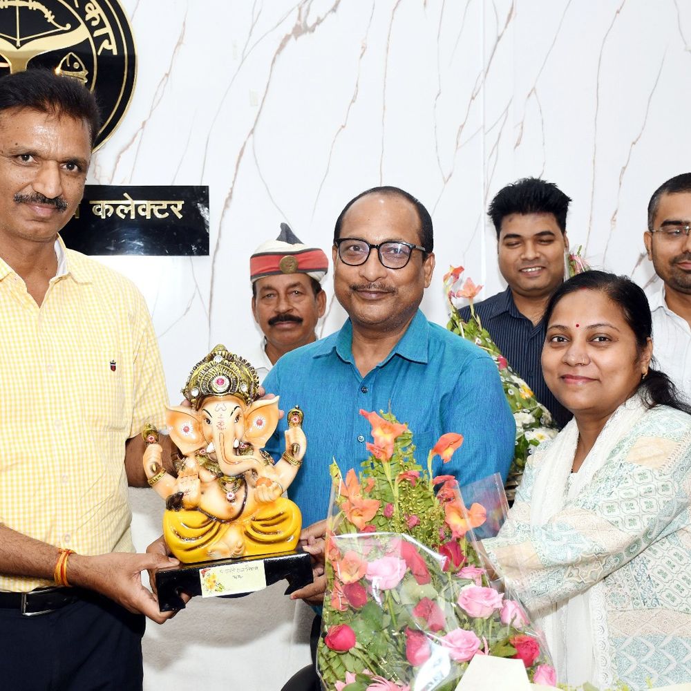 मऊ जिलाधिकारी प्रवीण मिश्र का ट्रांसफर:अधिकारियों ने दी विदाई, कार्यकाल की सराहना की
