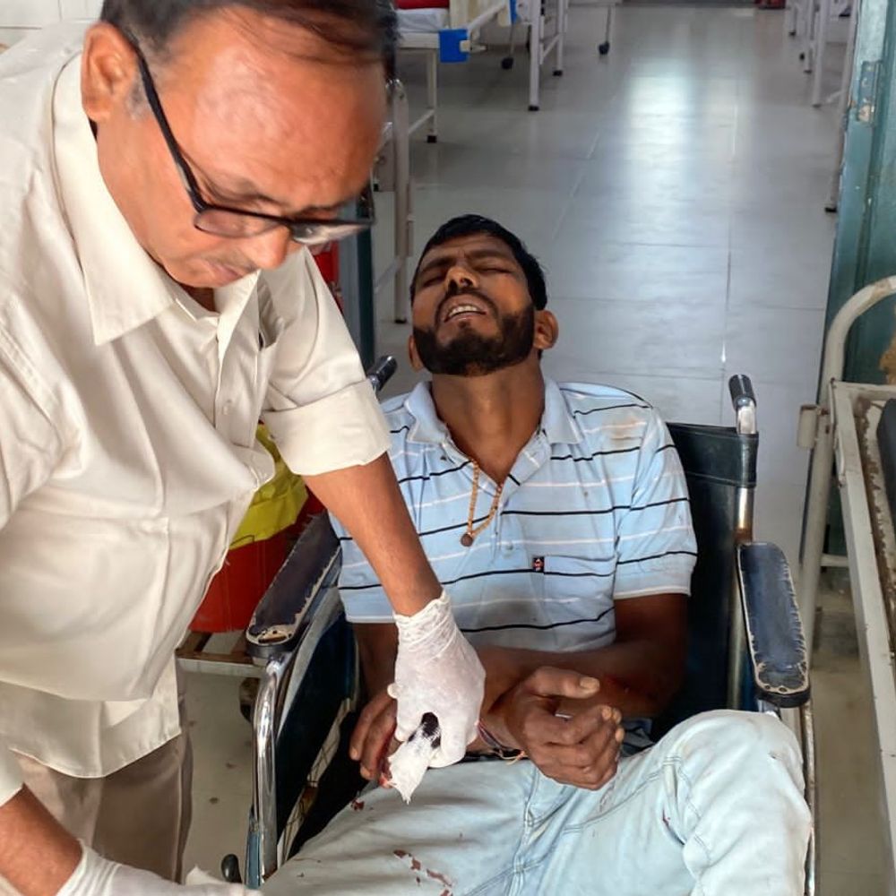 बागपत में टैंपो-बाइक टक्कर में दो युवक घायल:रिवर पार्क के पास हुआ हादसा, अस्पताल में भर्ती