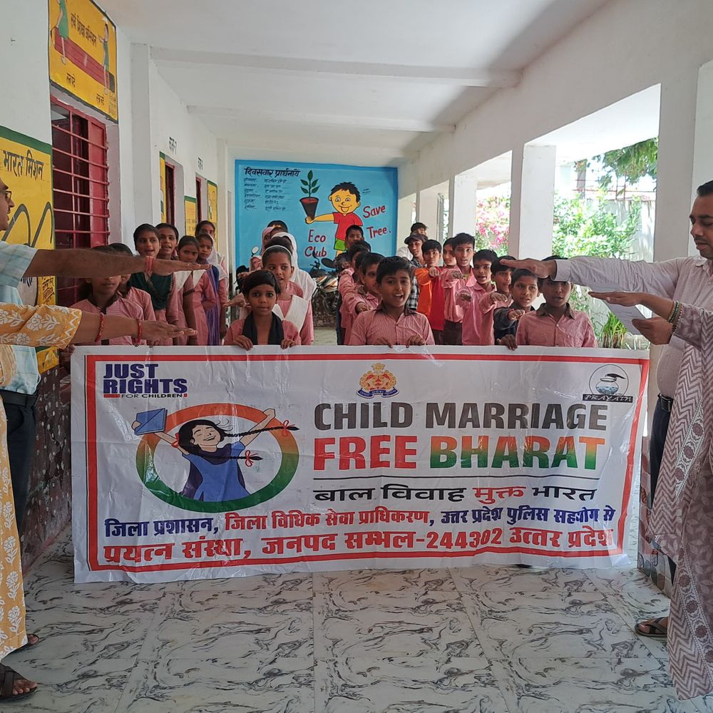 संभल में बाल विवाह के खिलाफ शपथ दिलाई गई:ग्रामीणों और स्कूली बच्चों को किया गया जागरूक