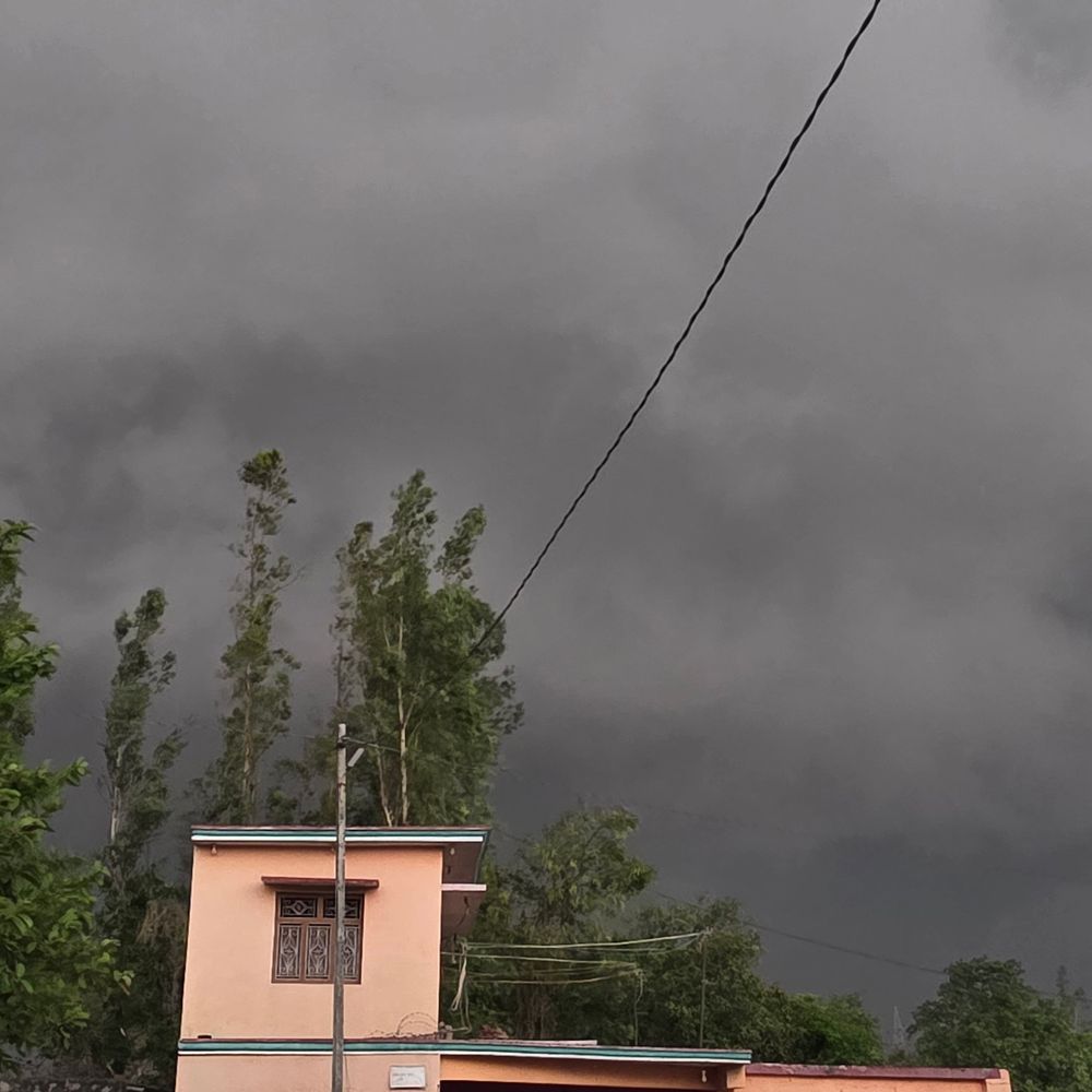 गोंडा में मौसम बदला, तेज हवाओं संग बारिश शुरू:तापमान गिरा, अगले 24 घंटे के लिए रेड अलर्ट, आकाशीय बिजली चमकी