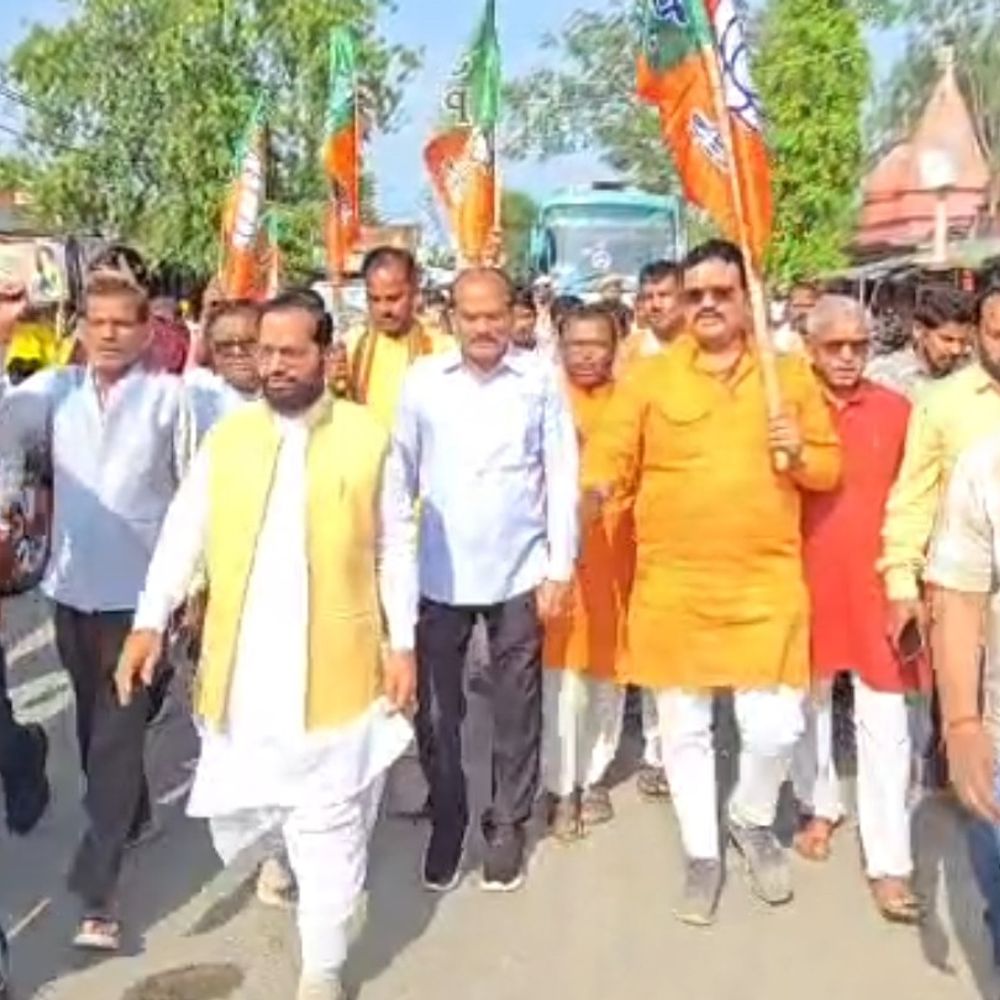 बंगाल में भाजपा की जीत पर कार्यकर्ताओं ने मनाया जश्न:भाजपा विधायक सुभाष त्रिपाठी ने कार्यकर्ताओं के साथ पटाखा फोड़े