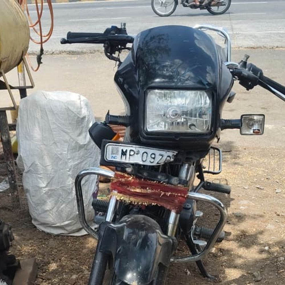 शादी से लौट रहे तीन युवक बाइक हादसे में गंभीर:सिया के पास देर रात हुआ हादसा, इंदौर रेफर किया