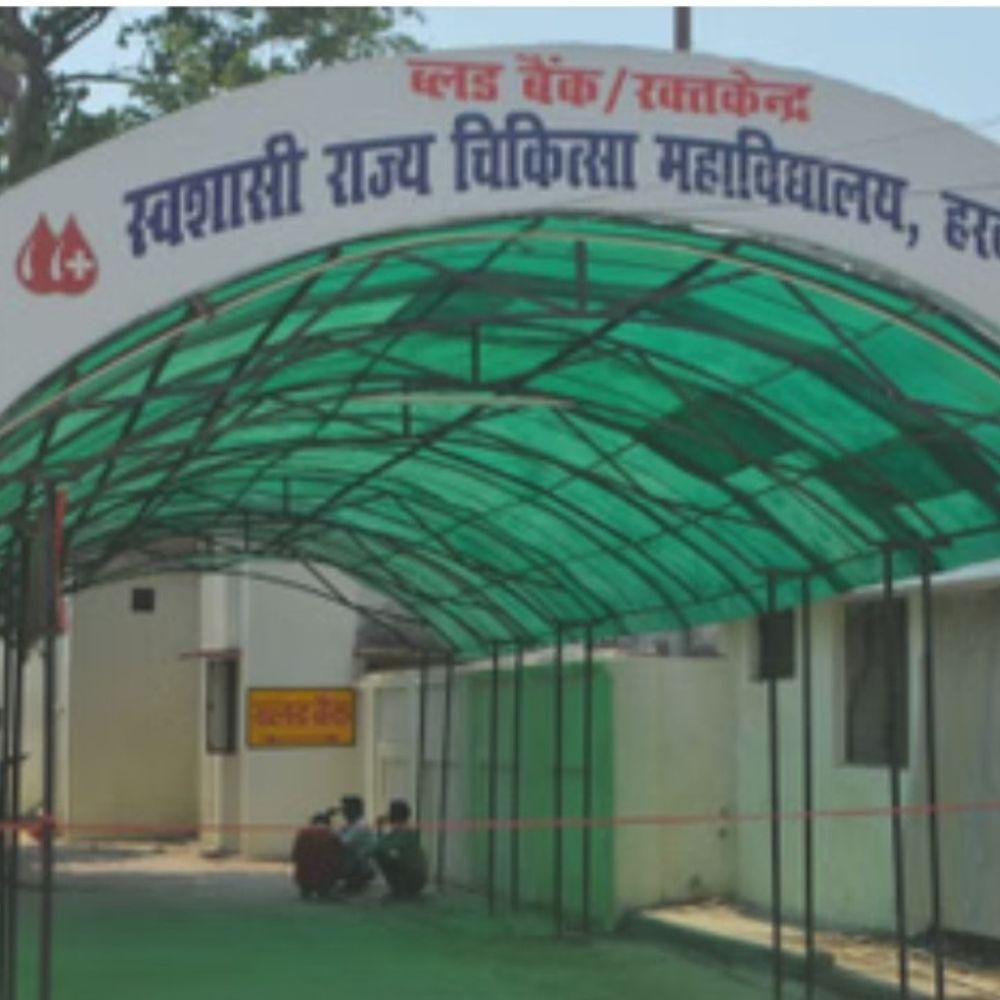 हरदोई मेडिकल कॉलेज ब्लड बैंक में रक्त का संकट:500 यूनिट क्षमता के मुकाबले 50 से कम, कई ग्रुप खत्म