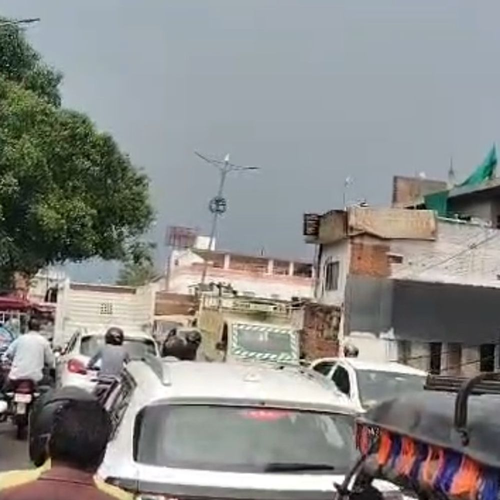अंबेडकरनगर में बारिश से थमी शहर की रफ्तार:जलभराव और अचानक सड़कों पर उतरे वाहनों से बिगड़ी व्यवस्था, चौराहों पर लंबी कतारें