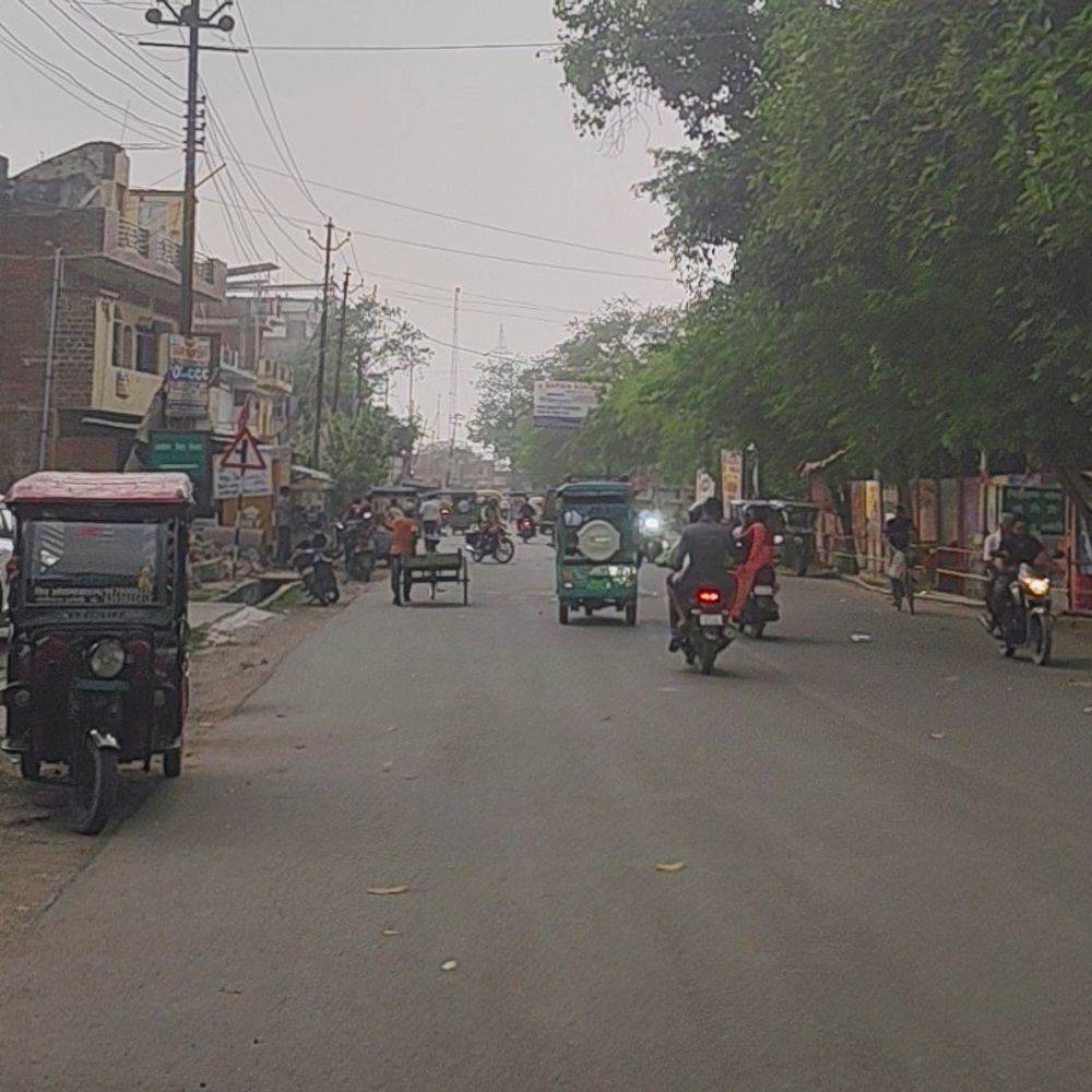अमेठी में मौसम ने ली करवट:तेज हवाओं से दिन में छाया अंधेरा, धूलभरी आंधी से जनजीवन प्रभावित
