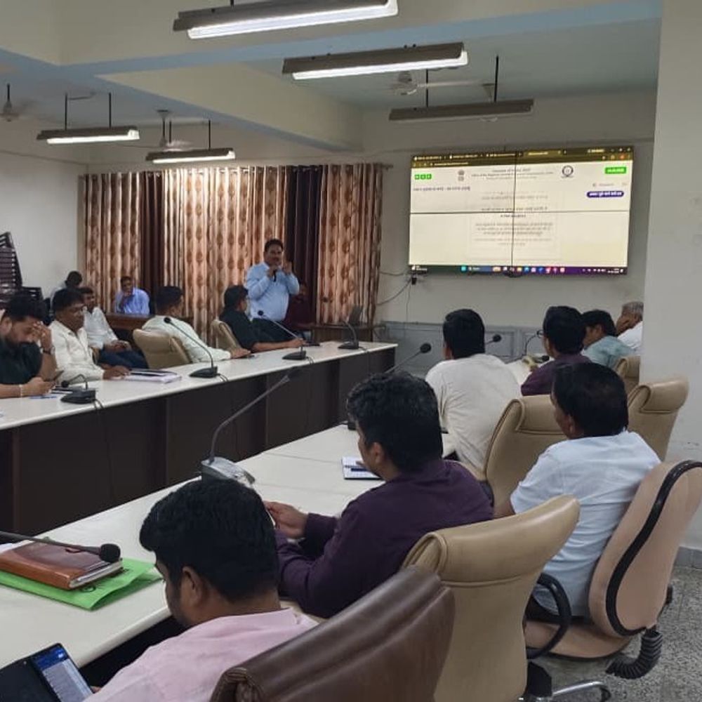 मऊ में CDO ने की जनगणना 2027 की बैठक:प्रथम चरण में 'मकान सूचीकरण' और 'मकानों की गणना' पर दिए निर्देश