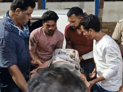 ट्रैक्टर से टक्कर, बाइकसवार के पेट में सरिया घुसा:दमोह में घायल की आंतें बाहर निकलीं; राहगीर पेट पर गमछा-बैग बांधकर हॉस्पिटल ले गए