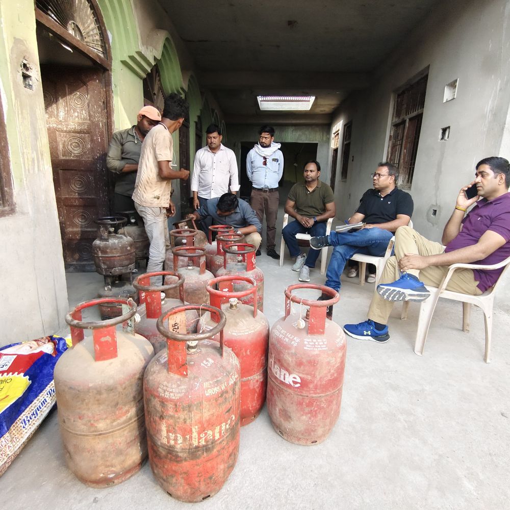 मकान मालिक और एचपी हॉकर पर केस दर्ज:फर्रुखाबाद में बीते दिनों एक मकान से टीम ने छापामार पकड़े थे 21 गैस सिलिंडर
