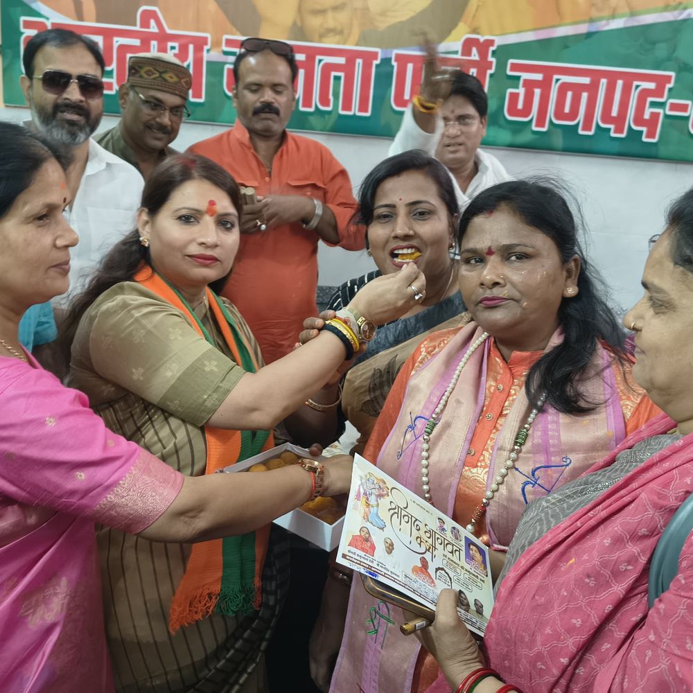 बंगाल-असम में भाजपा की चुनावी जीत:जालौन में कार्यकर्ताओं ने मिष्ठान वितरण, आतिशबाजी से मनाया जश्न